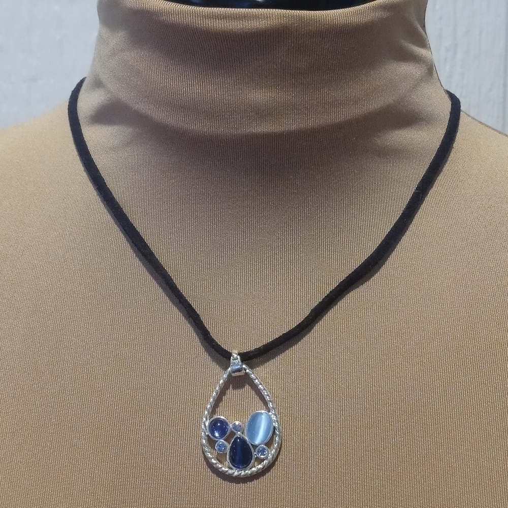 18" beautiful two tone blue necklace cats eye and dark blue with silver tone